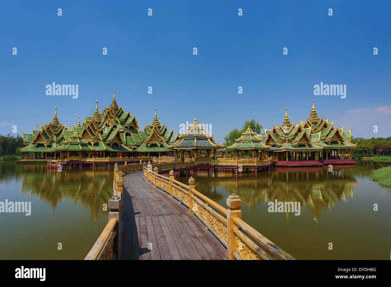 Thailand Asien Bangkok Ancient Siam Park Architektur Brücke bunte Kultur erleuchtet grünen Park Pavillon Reflexion tou Stockfoto