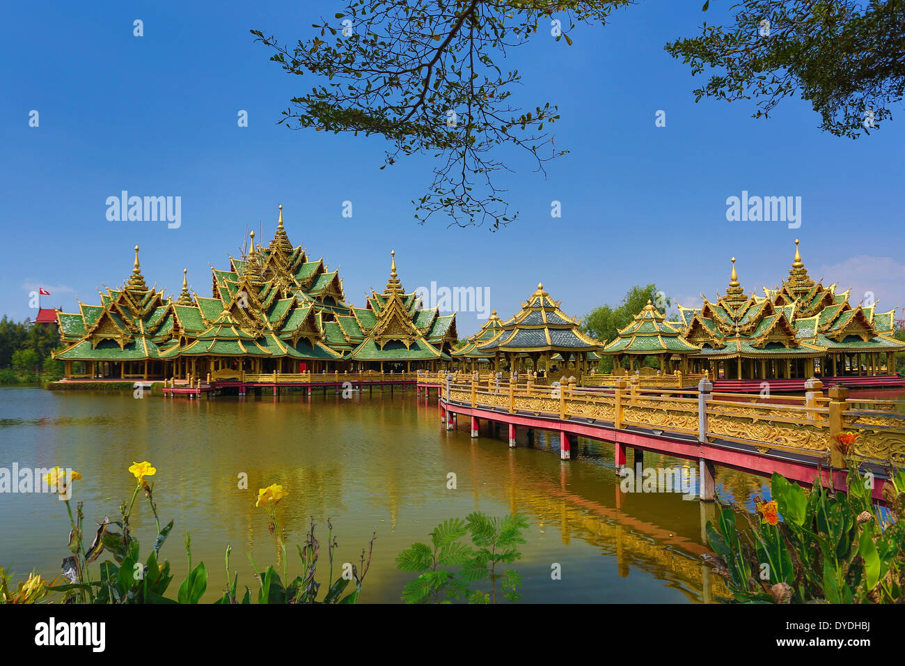 Thailand Asien Bangkok Ancient Siam Park Architektur Brücke bunte Kultur erleuchtet grünen Park Pavillon Reflexion tou Stockfoto