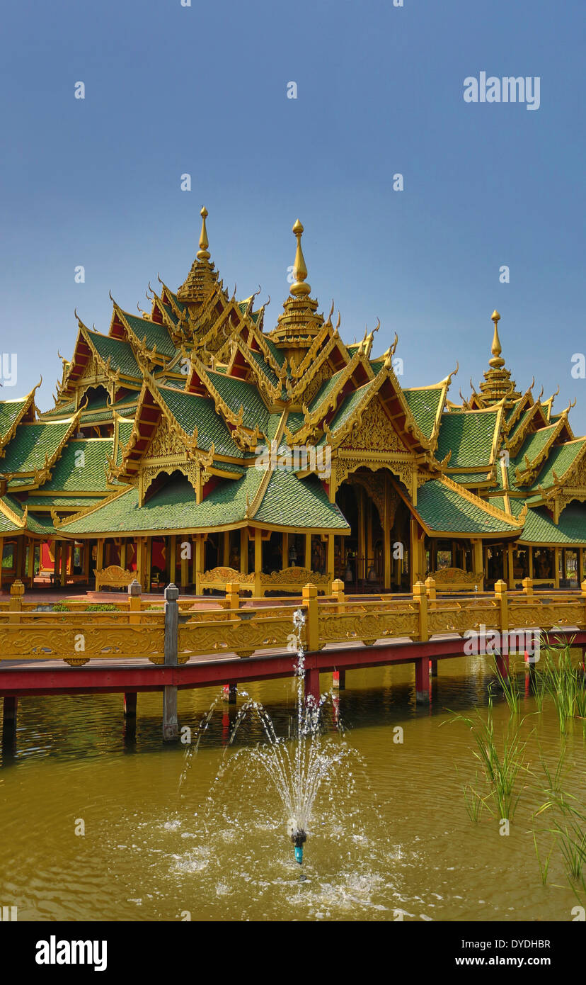 Thailand Asien Bangkok Ancient Siam Park Architektur Brücke bunte Kultur erleuchteten Brunnen grünen Park Pavillon refle Stockfoto