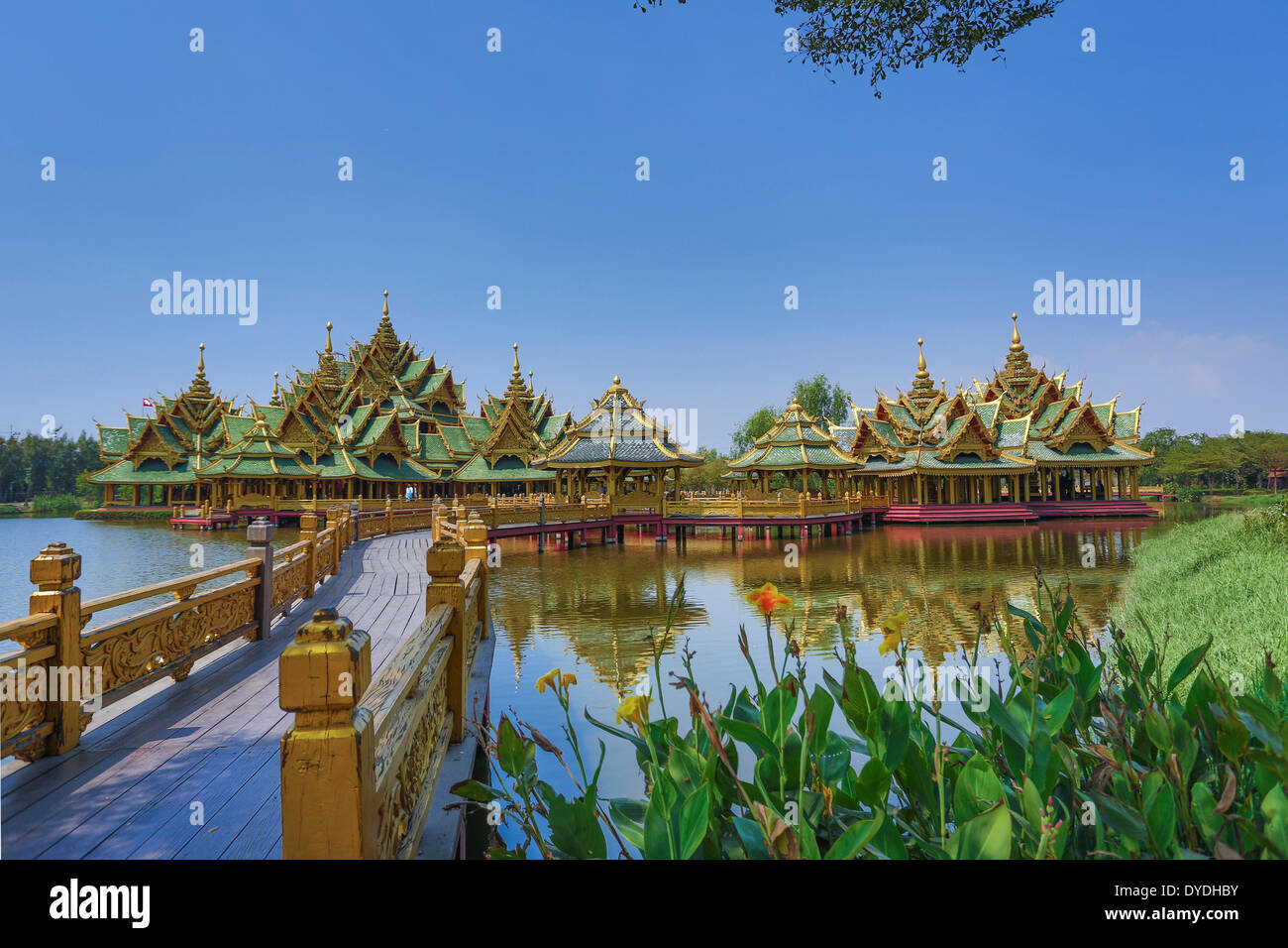 Thailand Asien Bangkok Ancient Siam Park Architektur Brücke bunte Kultur erleuchteten Brunnen grünen Park Pavillon refle Stockfoto
