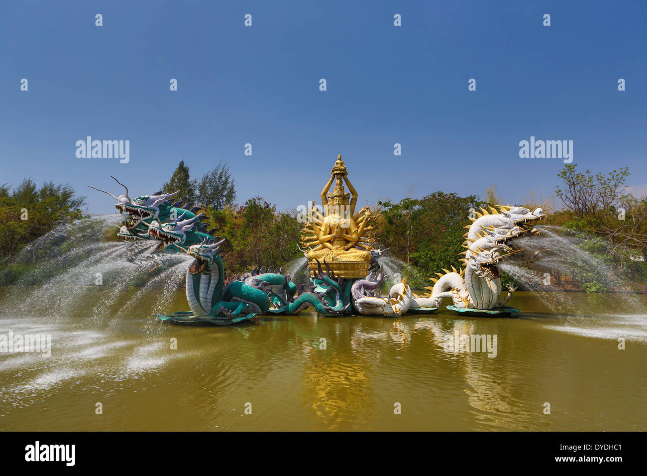 Alte Avalokitesavara Bangkok Bodhisattva Siam Thailand Asien bunte Kultur Drachen Brunnen Park Teich touristische Reisen Stockfoto