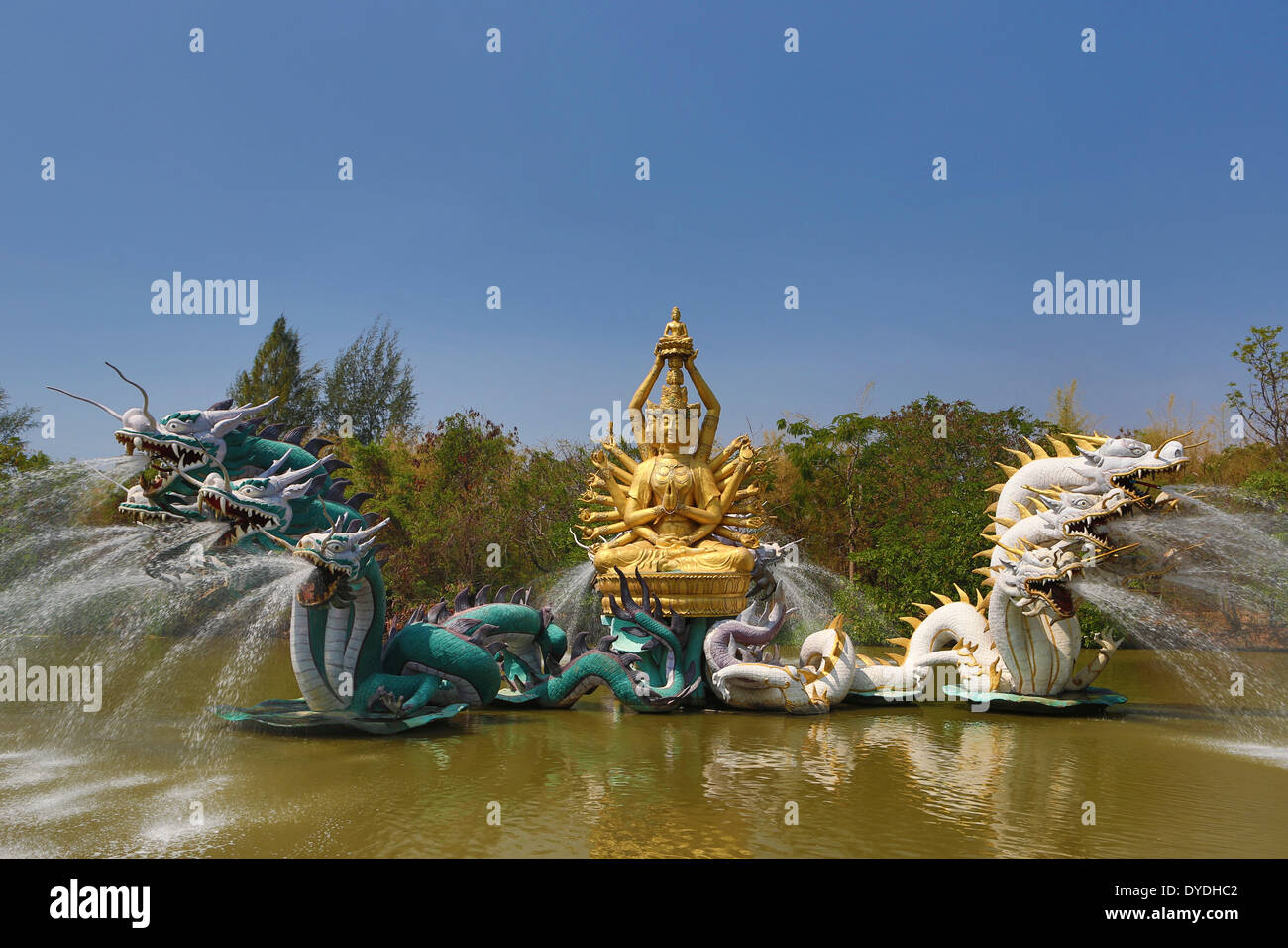 Alte Avalokitesavara Bangkok Bodhisattva Siam Thailand Asien bunte Kultur Drachen Brunnen Park Teich touristische Reisen Stockfoto