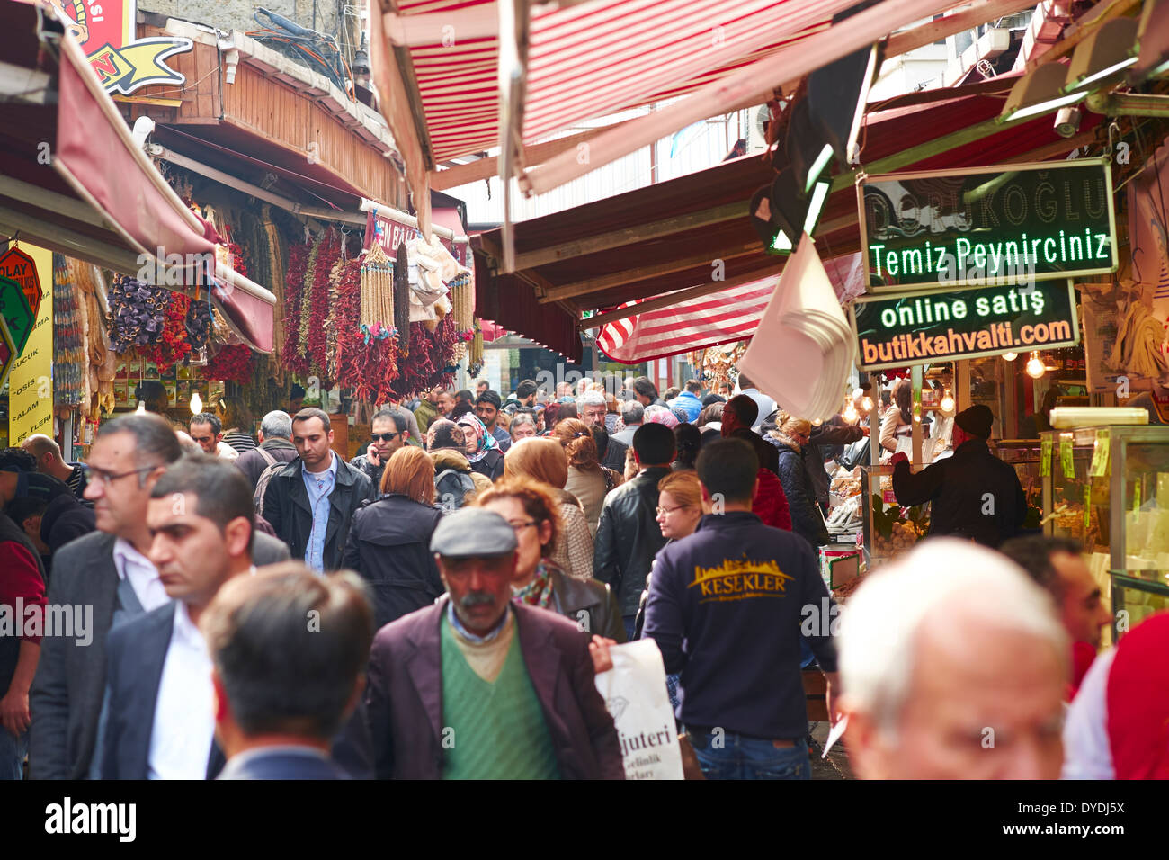 Touristen und Einheimische einkaufen in einem der offenen Märkte in Istanbul, Türkei. Stockfoto