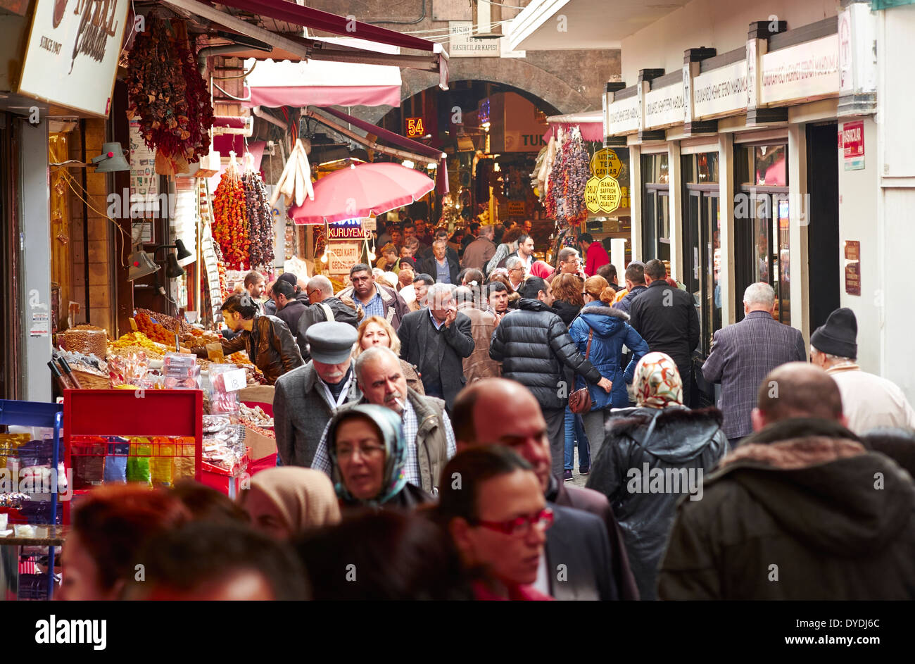 Touristen und Einheimische einkaufen in einem der offenen Märkte in Istanbul, Türkei. Stockfoto