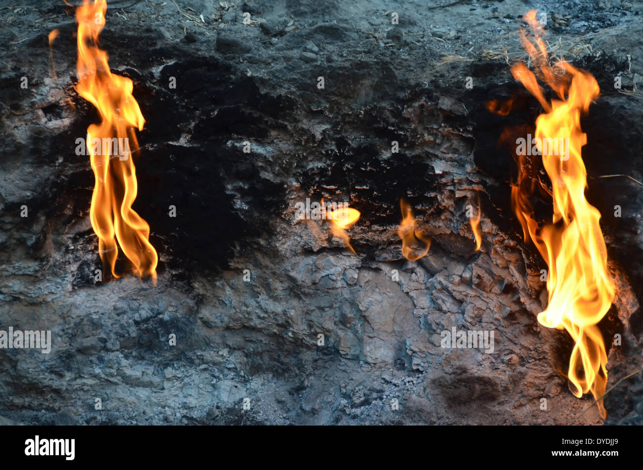 Flamme Feuer Chimaera Chimäre Gas Erdgas Flammen entzünden Natur Brandsätze Brand Stein Naturstein Olympics Olympos Oly Stockfoto