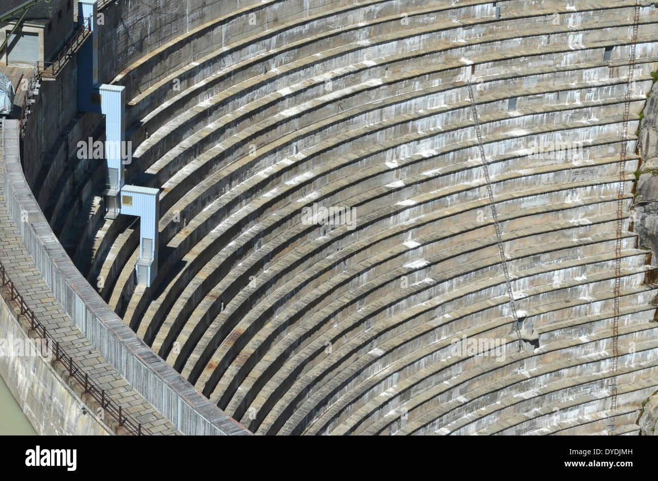 Dam Wand Struktur engineering Hydroelektrizität Wasser macht Energie erneuerbare Fluss Tal konkrete Konstrukteur Gebäude Stockfoto