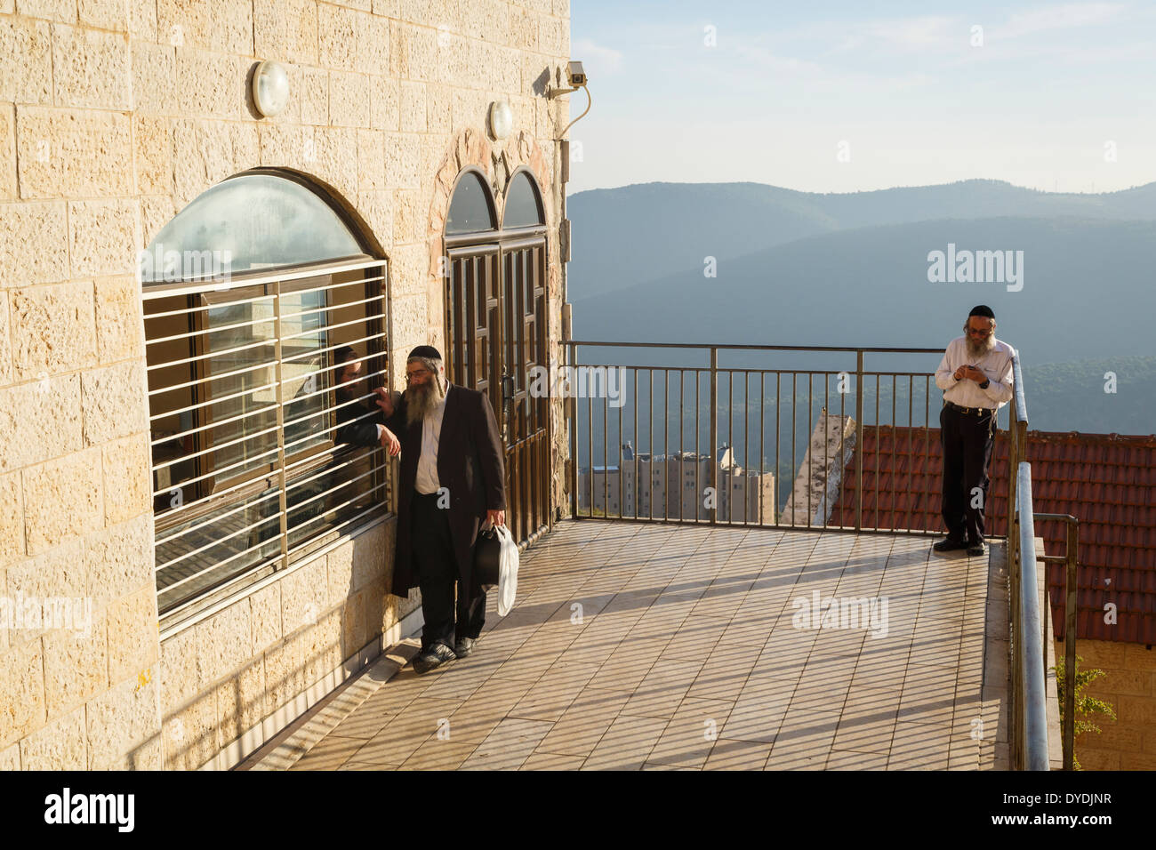 Orthodoxe Juden außerhalb einer talmudischen Schule, Altstadt von Safed, upper Galilee, Israel. Stockfoto