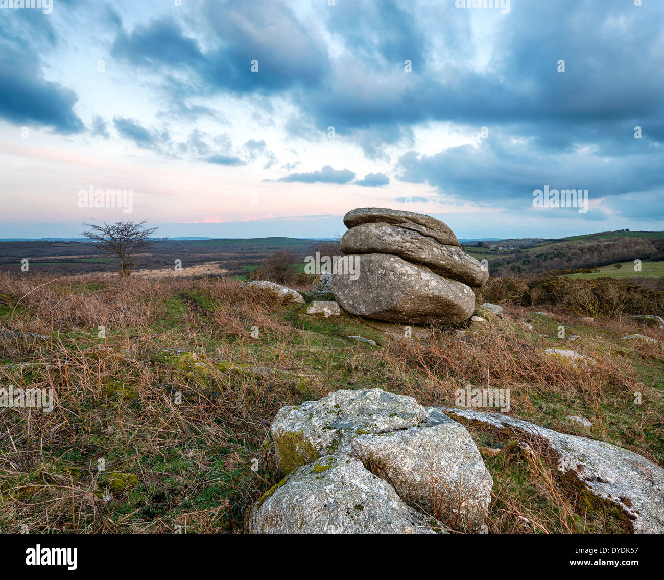 Verwitterter Granit Felsformation auf Helman Tor ein Naturschutzgebiet auf dem Heiligen Weg Langstrecken-Wanderweg in der Nähe von Bodmin in Cornwall Stockfoto