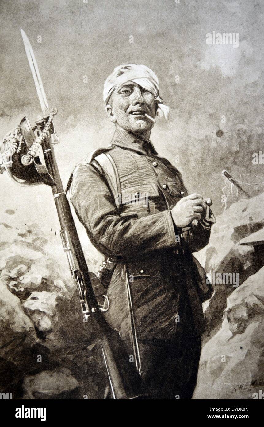 Lächelnde Soldat mit einem deutschen Helm hängen von seinem Gewehr. Das Rauchen einer Zigarette in einem Graben im ersten Weltkrieg, 1915. Stockfoto