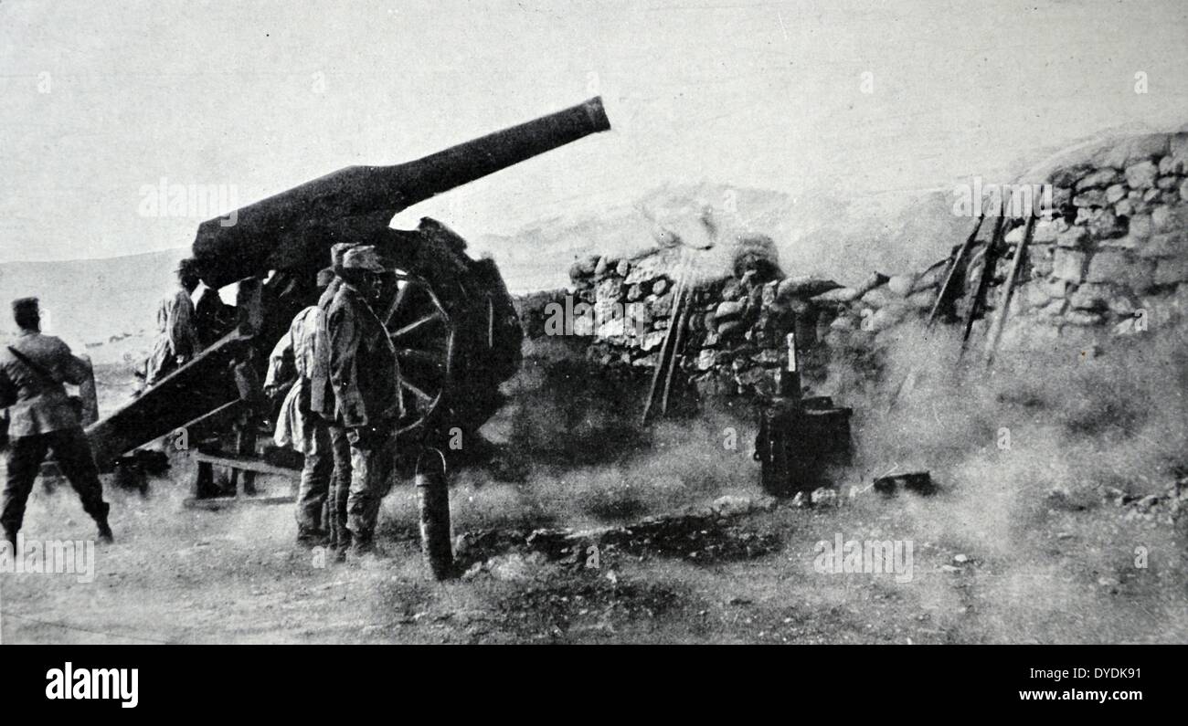 Eine der grossen Gewehren von Italienischen artillerists für den Einsatz in Berggebieten Kriegsführung in Aktion gegen die Österreicher angepasst. In Größe und Form dieser enorme Waffe ist ähnlich wie die französischen 155-mm-Kanone. Weltkrieg, 1915. Stockfoto