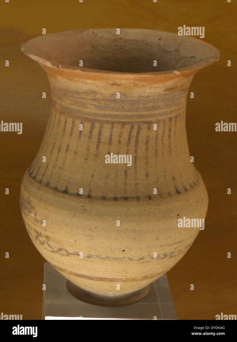 Eine antike griechische Urne mit geometrischen eine Pflanze und Tier Muster eingerichtet. Barcelona. Spanien 2013 Stockfoto