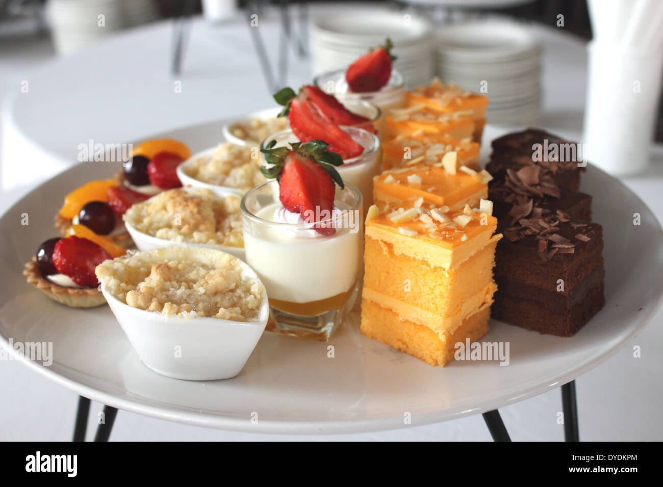 Eine sortierte Mini Kuchen, köstlich und schön. Stockfoto