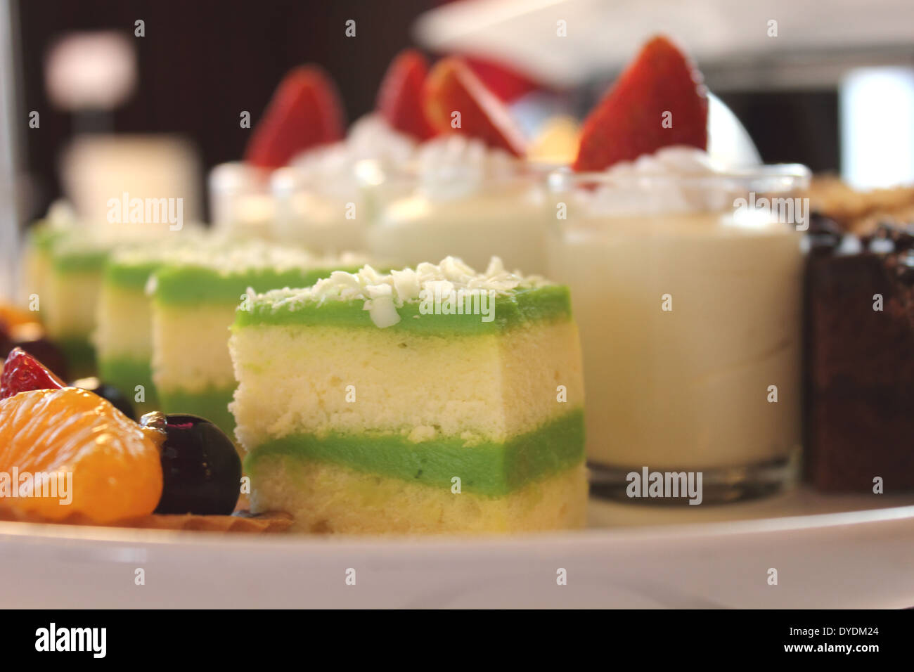 Eine sortierte Mini Kuchen, köstlich und schön. Stockfoto