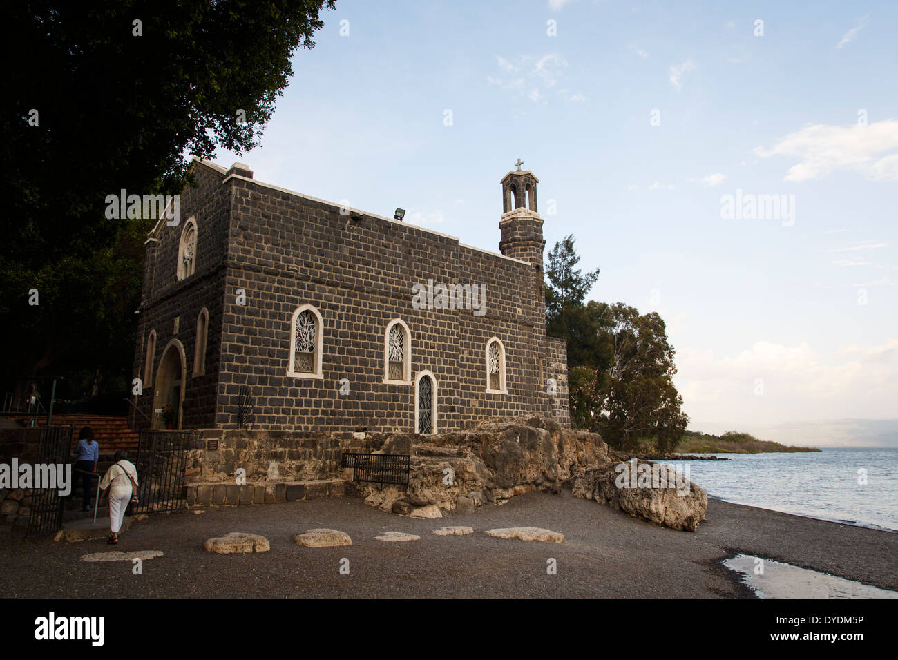 Kirche des Vorrangs des St. Peter in Tabgha durch den See Genezareth, Israel. Stockfoto