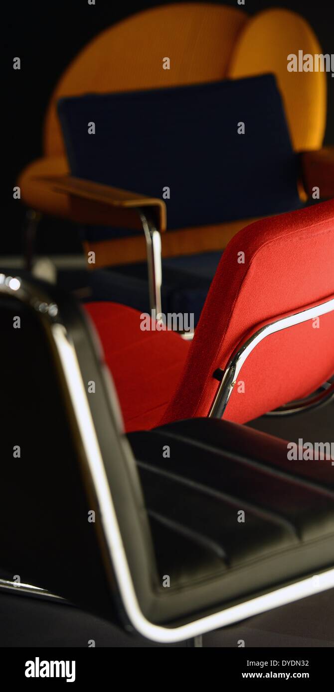 Leipzig, Deutschland. 15. April 2014. Stahlrohr-Sessel Thonet werden im Grassi Museum für angewandte Kunst in Leipzig, Deutschland, 15. April 2014 angezeigt. Die Thonet-Ausstellung "Sitzen - liegen - Rock" zeigt über 130 historische Stühle und Designklassiker des Unternehmens aus dem Bundesland Hessen und läuft von 17 April bis 14. September 2014. Foto: Hendrik Schmidt/Dpa/Alamy Live News Stockfoto
