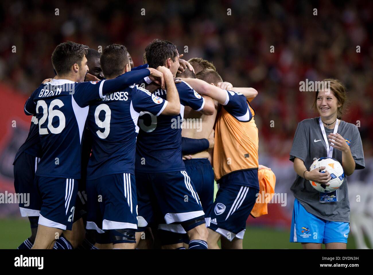 Melbourne, Australien. 15. April 2014. Spieler von Melbourne Victory feiern für erzielte das zweite Tor in der AFC Champions League-Spiel gegen Guangzhou Evergrande im Etihad Stadium in Melbourne, Australien, 15. April 2014. Melbourne Victory gewann 2: 0. Bildnachweis: Bai Xue/Xinhua/Alamy Live-Nachrichten Stockfoto