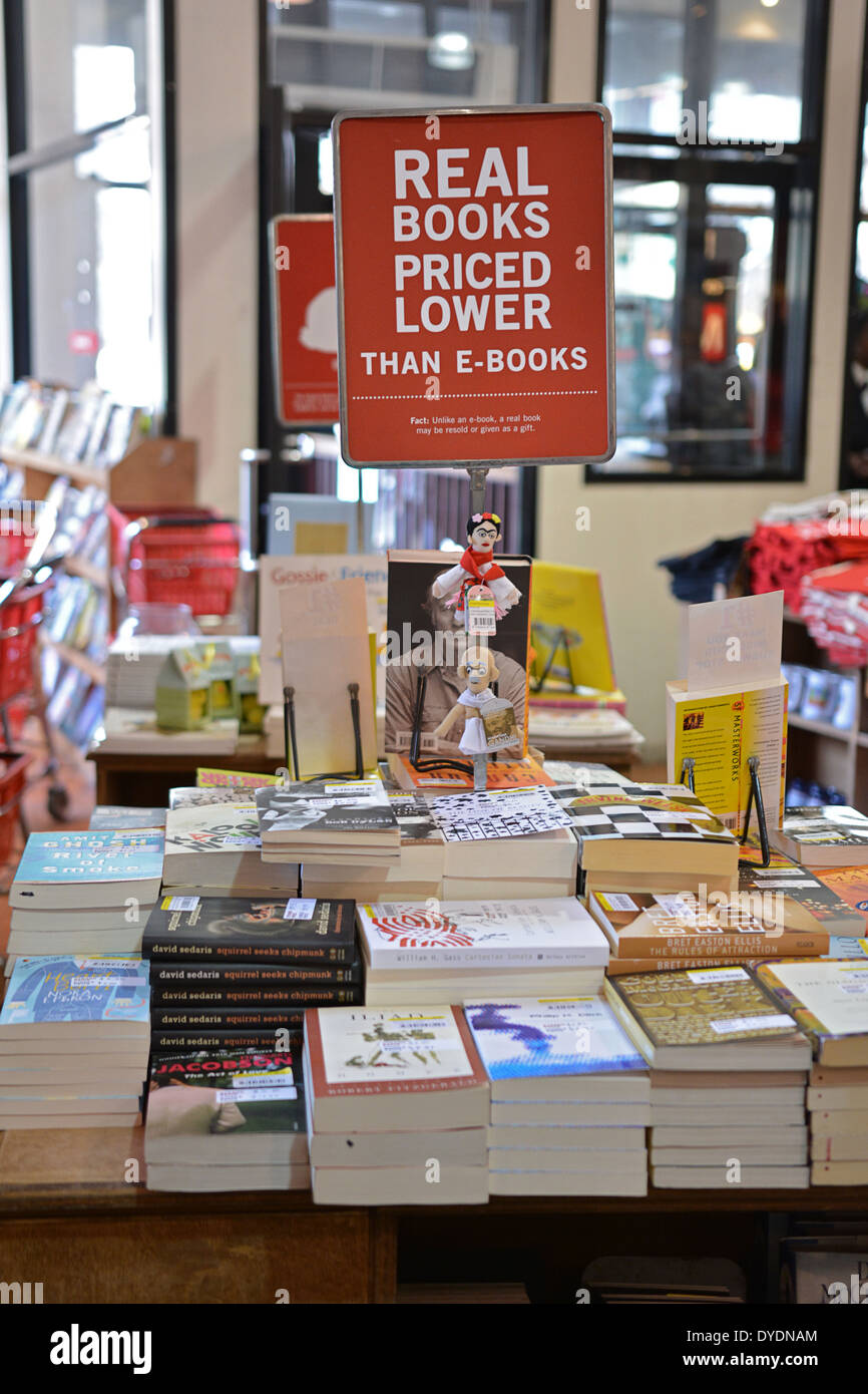 Ein Zeichen für günstige Bücher im Strand Book Store in Greenwich Village New York City für Produkte günstiger als e-books Stockfoto