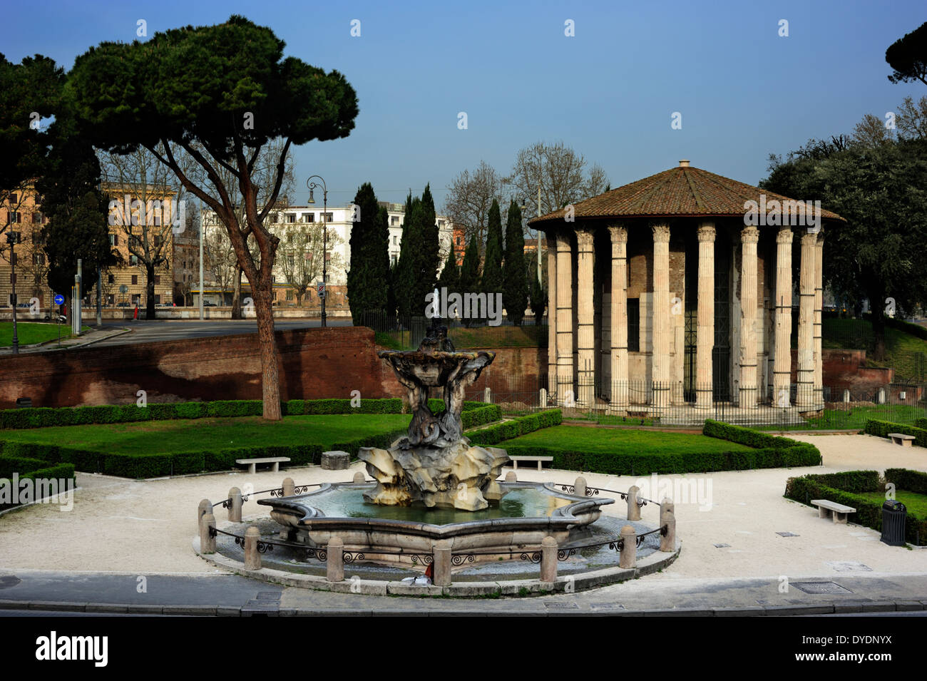 Italien, Rom, Forum Boarium, Springbrunnen der Tritone und Tempel des Herkules Victor, auch Tempel der Vesta genannt Stockfoto