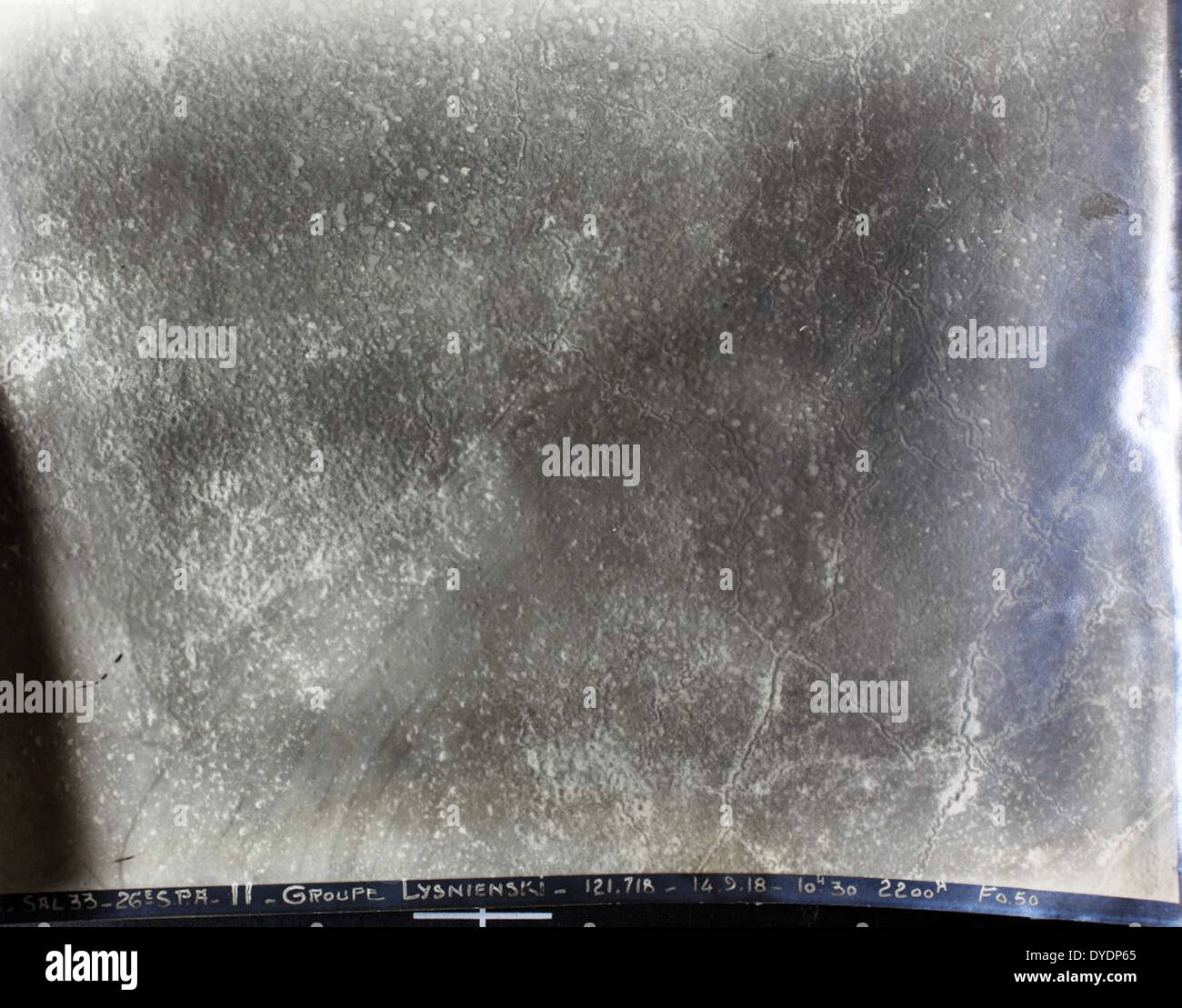 Dieses Bild von James Faye zeigt eine Szene des Ersten Weltkriegs in Frankreich, die das Wesen der Luftfahrt während des Krieges feststellt. James Fayes Sammlung enthält Fotos aus den frühen Stadien des Luftkampfes und der Aufklärung, die zu den historischen Aufzeichnungen der Luftfahrt im Ersten Weltkrieg beitragen. Stockfoto