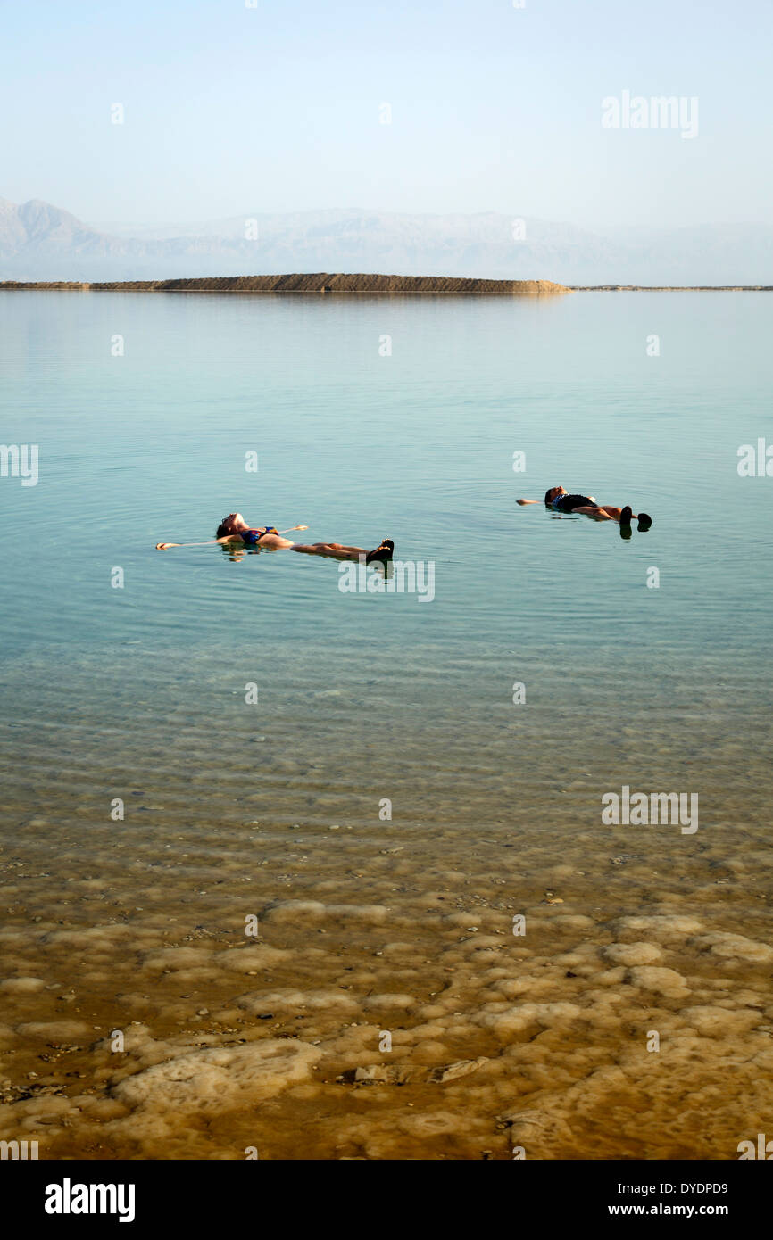 Menschen schweben am Toten Meer, Israel. Stockfoto