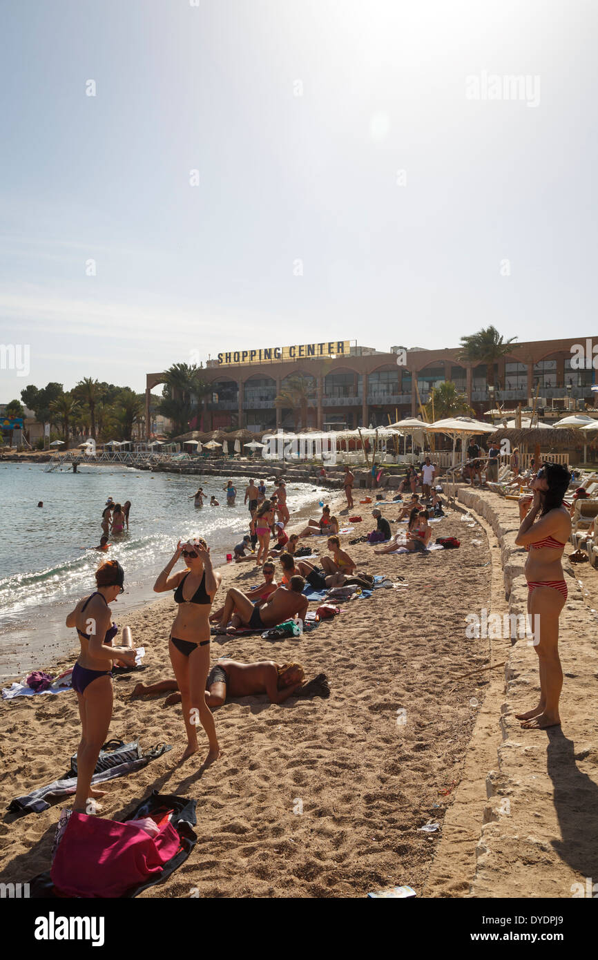 Menschen am Strand in Eilat, Israel. Stockfoto