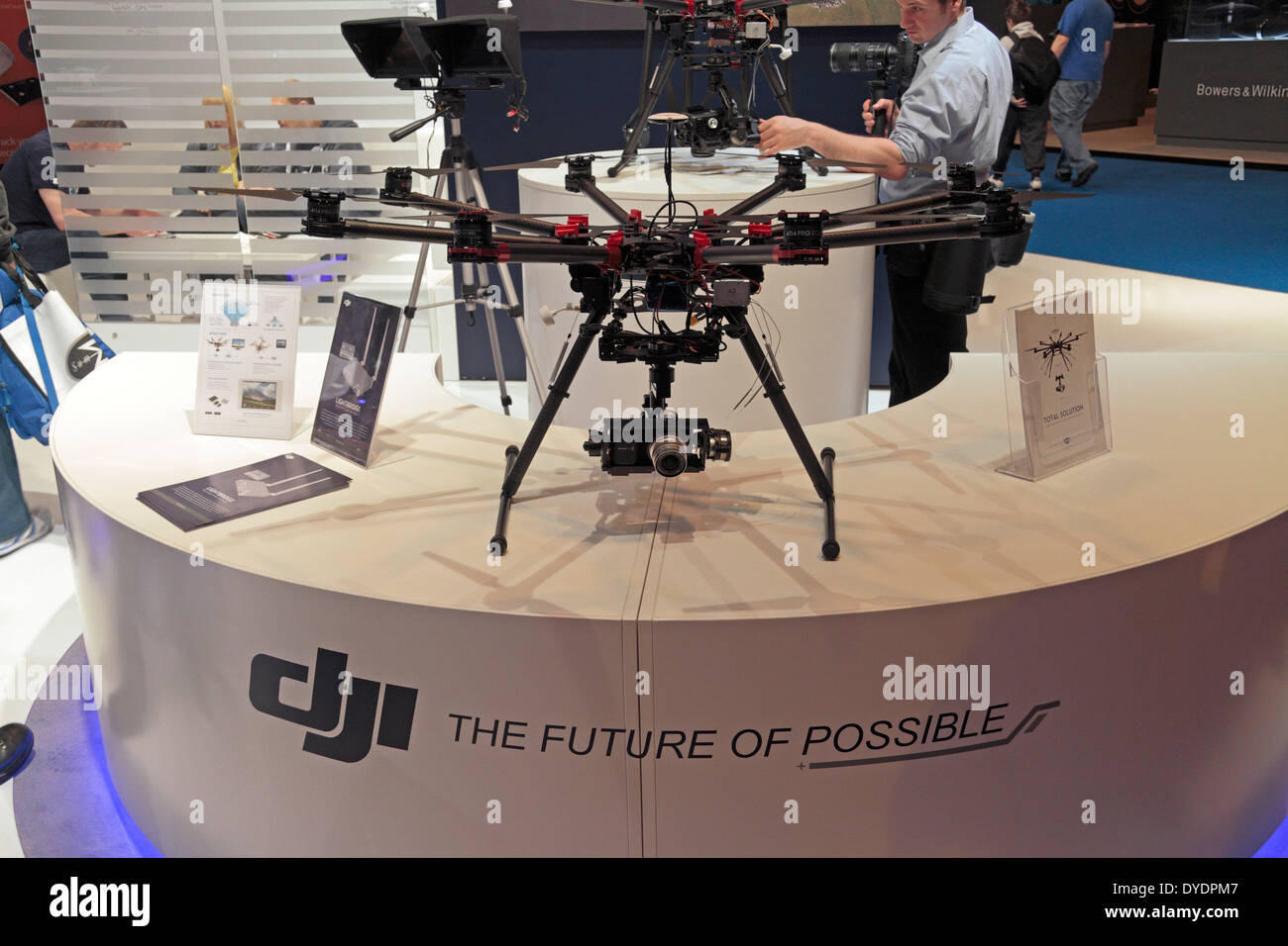 Eine DJI Drohne Hubschrauber (fliegende Plattform) mit Kamera auf der Gadget Show Live 2014 im NEC, in der Nähe von Birmingham, UK. Stockfoto