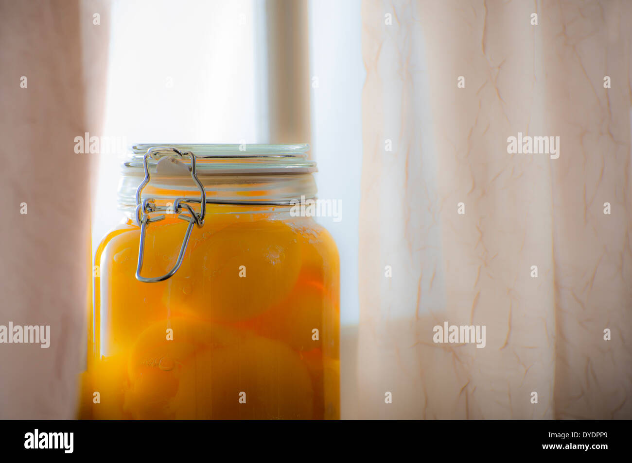 Dose Pfirsiche durch Fenster Stockfoto