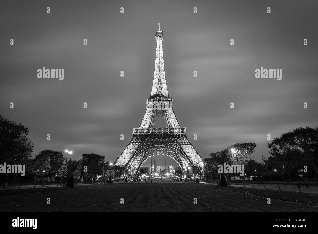 Eiffelturm Bei Nacht In Schwarz Und Weiss Paris Stockfotografie Alamy