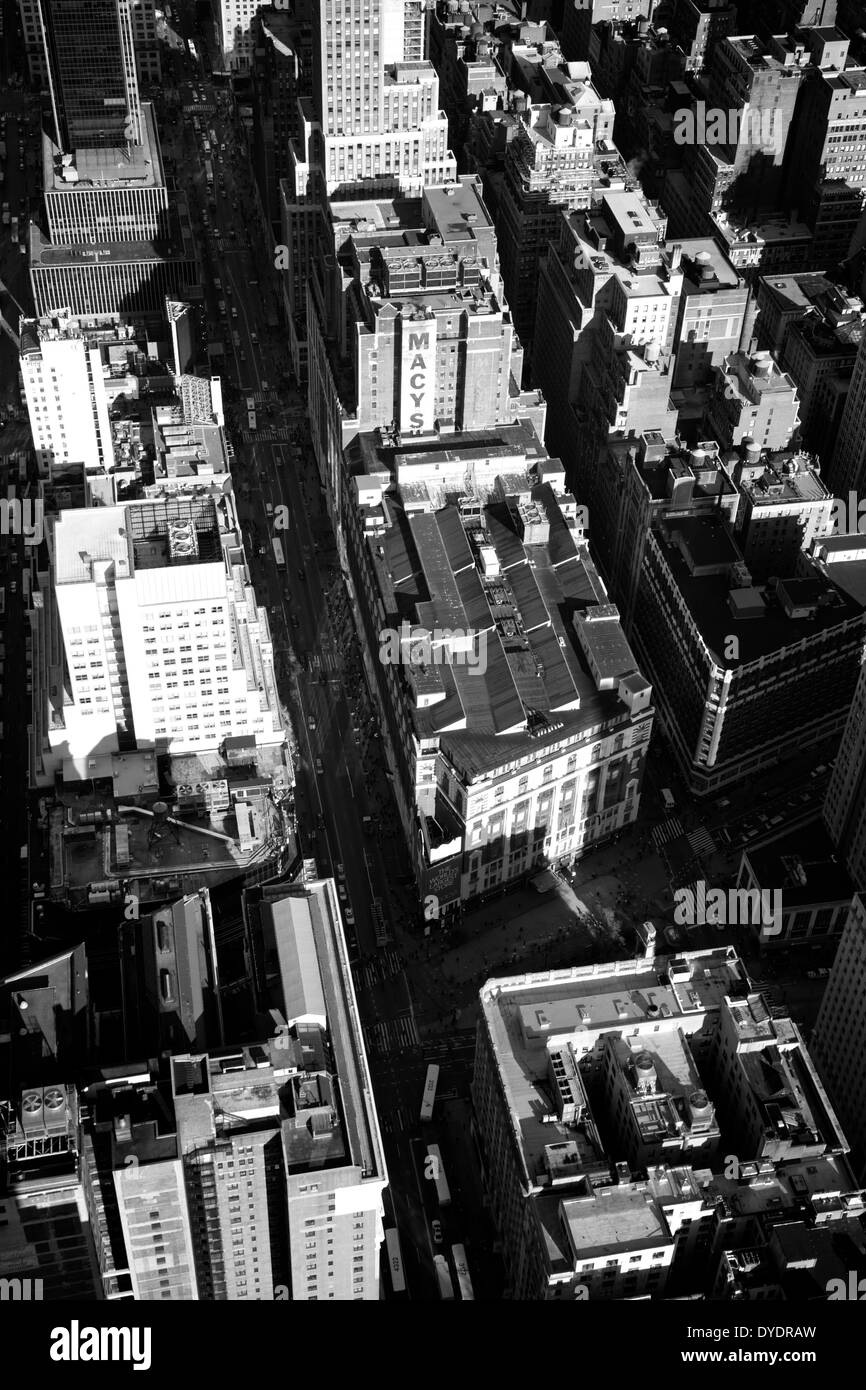 Eine Ansicht von Macy's vom Empire State Building mit Vintage unterzeichnen. Stockfoto
