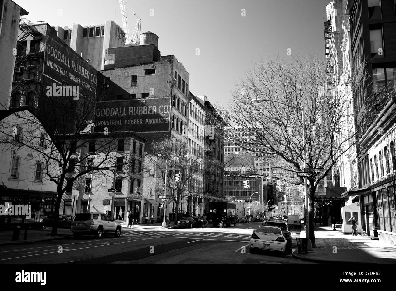 Ein schwarz-weiß Bild einer Innenstadt Manhattan Straße. Stockfoto