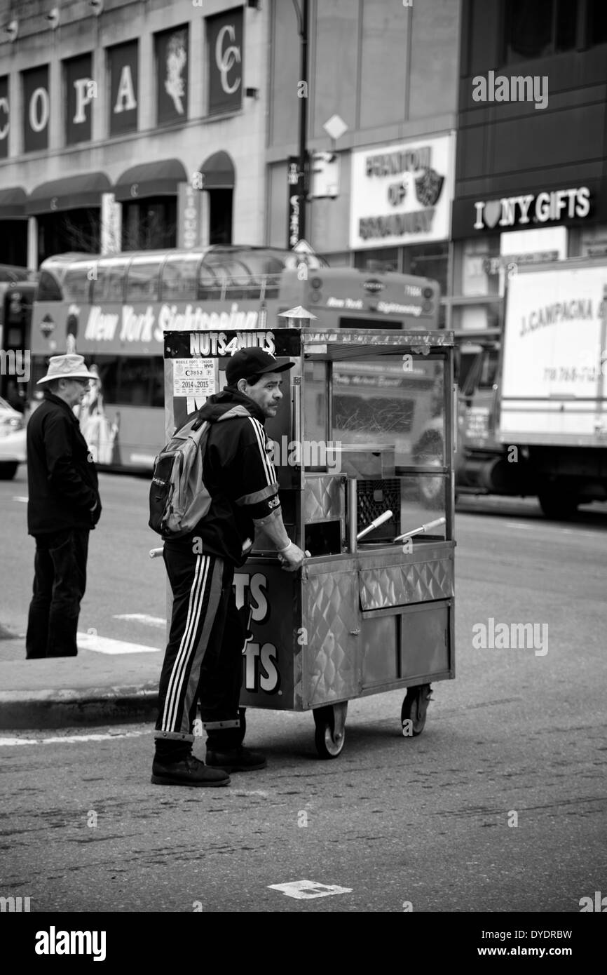 Einem Straßenhändler schiebt seine Karre durch Manhattan, NY. Stockfoto