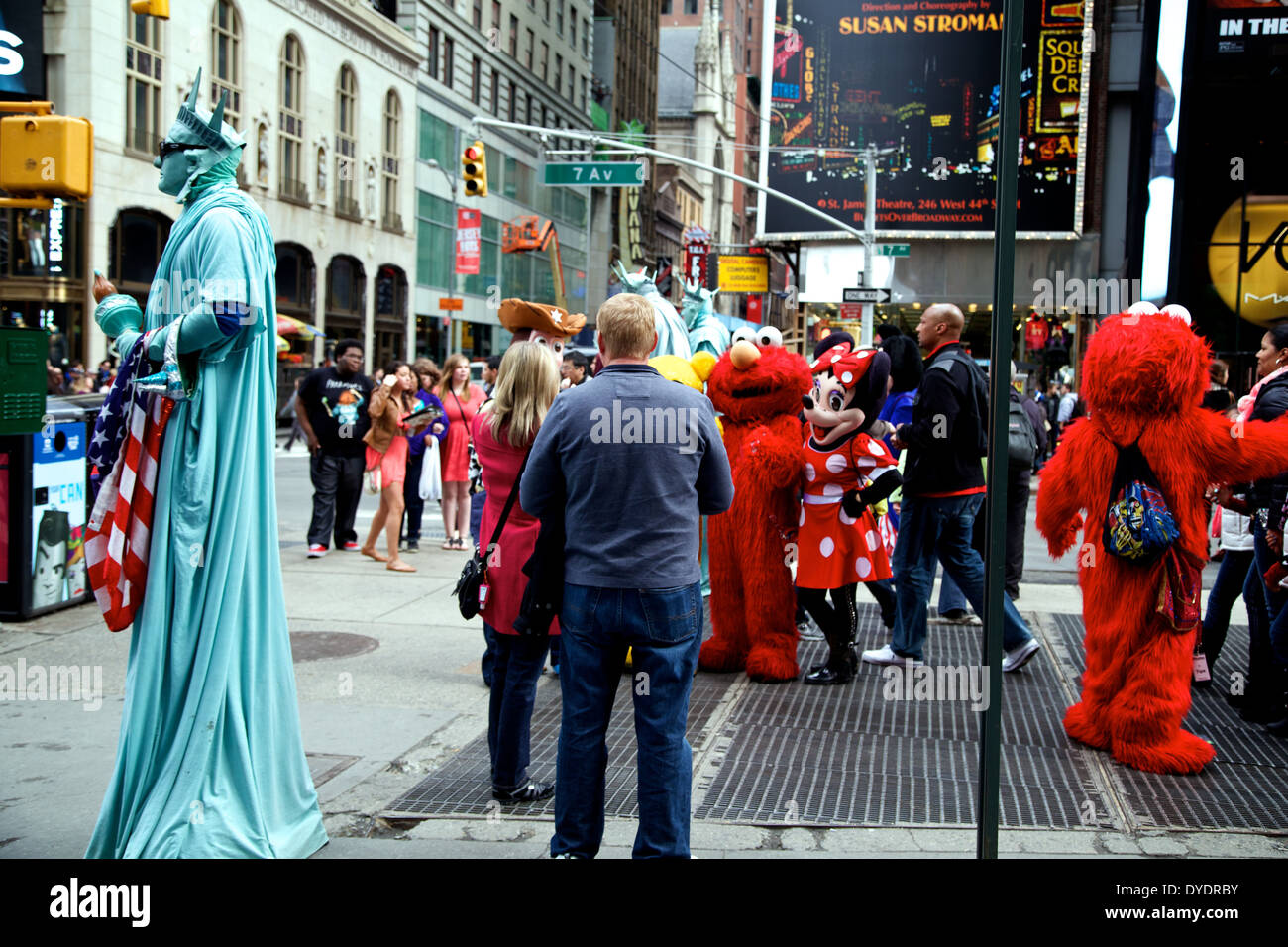 Touristen haben sich fotografieren mit verschiedenen Charakteren am Times Square. Stockfoto