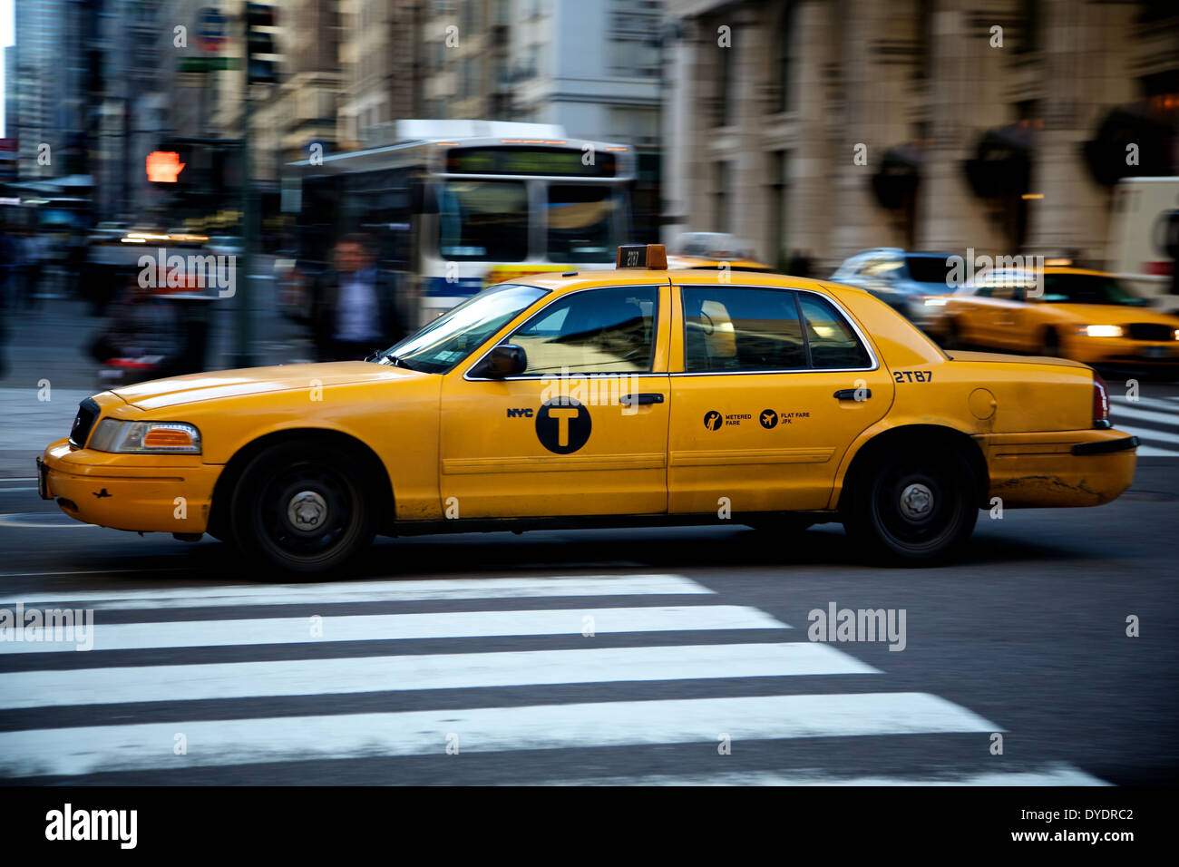 Ein gelbes Taxi fährt durch die Innenstadt von Manhattan, New York City. Stockfoto