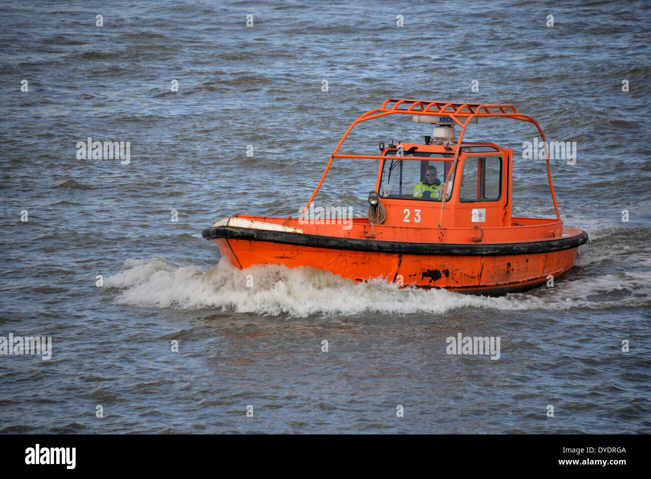 Ein kleines Schiff auf einem Fluss in Antwerpen Stockfoto