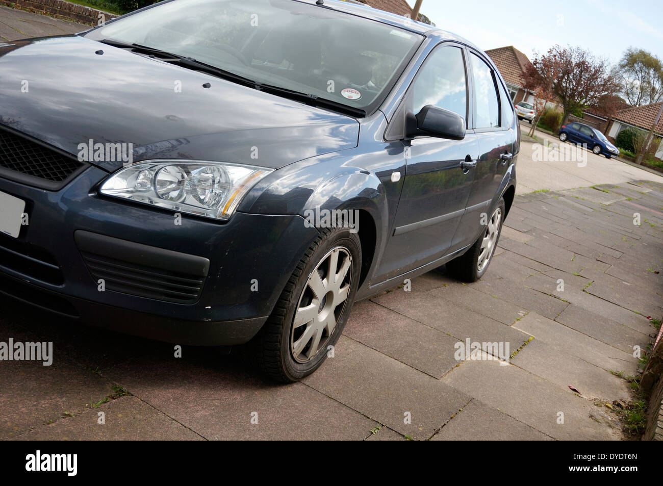 Auto geparkt auf Bürgersteig Autofahrer sollte verboten werden, vom Parken auf Gehwegen verursacht Obstruktion & viel Unannehmlichkeiten Stockfoto