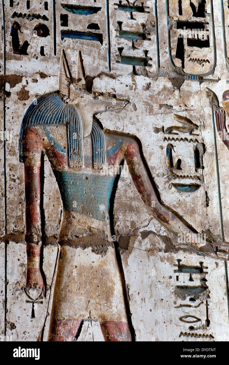 Tempel von Ramses III (1198-1167 v. Chr. – XX ° Dyn.) in Medinet Habu: Reliefs auf den Säulen im ersten Hof. Der Gott Anubis. Stockfoto