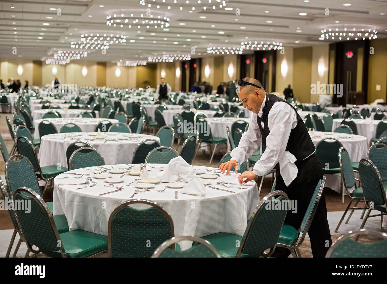 Rosemont, Illinois - ein Arbeiter bereitet für ein Bankett im Hotel Crown Plaza Chicago O' Hare. Stockfoto