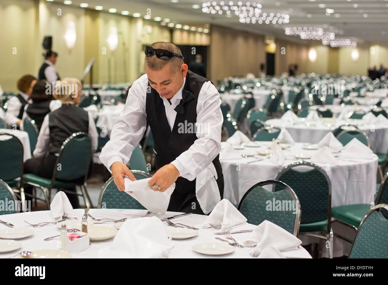 Rosemont, Illinois - ein Arbeiter bereitet für ein Bankett im Hotel Crown Plaza Chicago O' Hare. Stockfoto