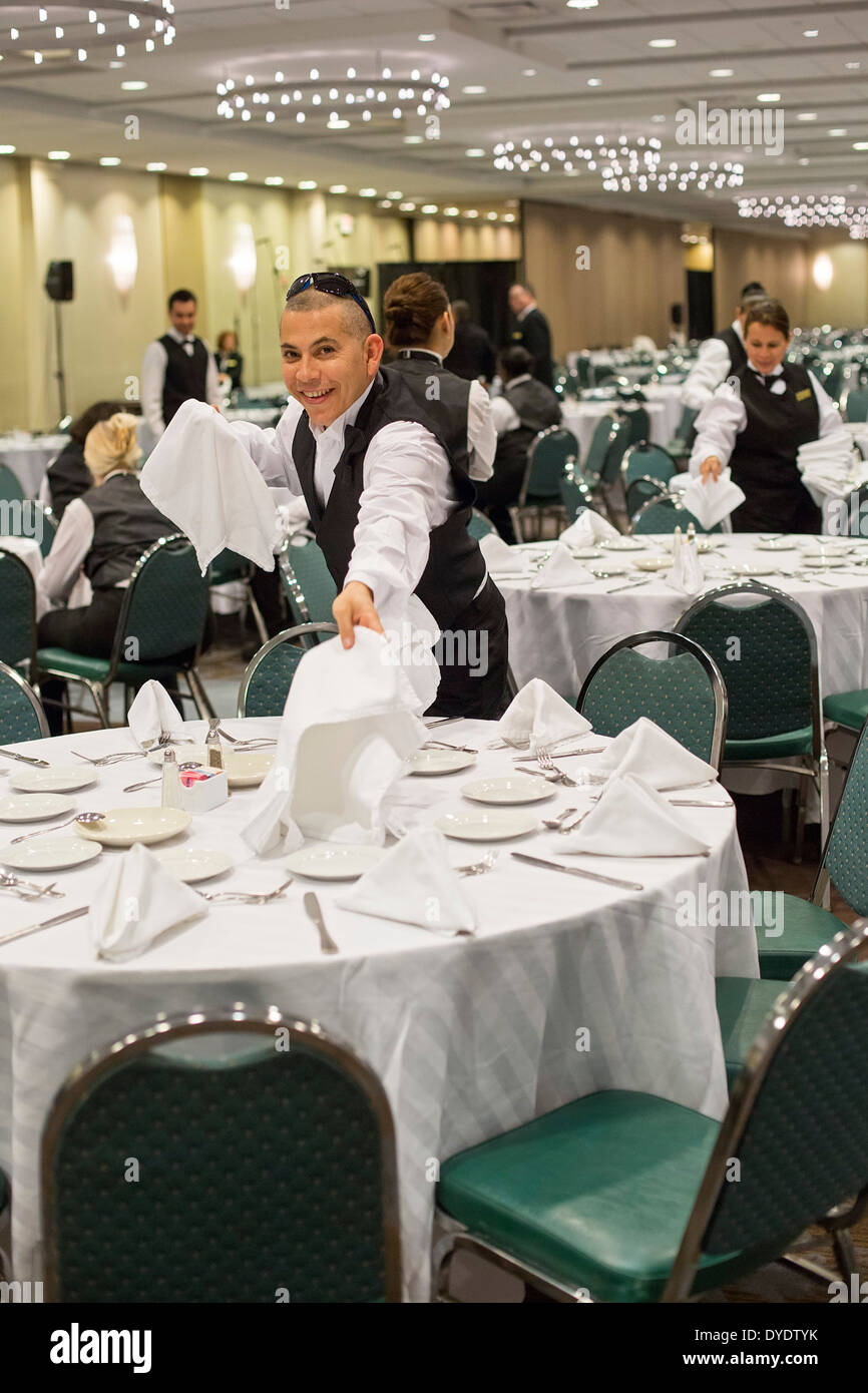 Rosemont, Illinois - Arbeiter bereiten für ein Bankett im Hotel Crown Plaza Chicago O' Hare. Stockfoto