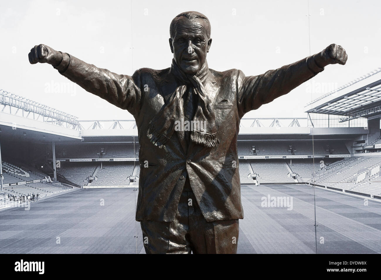 Die Statue von Bill Shankly vor der Kop im Anfield-Stadion des FC Liverpool. Stockfoto