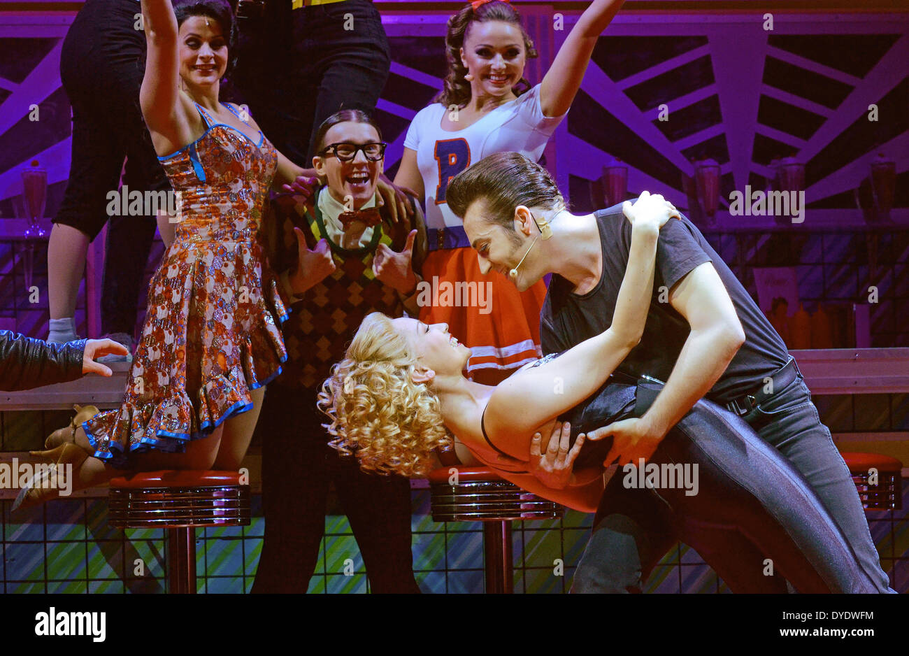 Düsseldorf, Deutschland. 15. April 2014. Stuart Sumner als Danny und Lisa-Marie Selke als Sandy (vorne) Proben mit anderen Mitgliedern der Besetzung eine Szene aus den Musicals "Grease" während einer Foto-Probe auf der Bühne des Capitol Theaters in Düsseldorf, Deutschland, 15. April 2014. Der Kult-musical läuft vom 15. bis 27. April 2014 in Düsseldorf. Foto: Horst Ossinger, Dpa/Alamy Live-Nachrichten Stockfoto