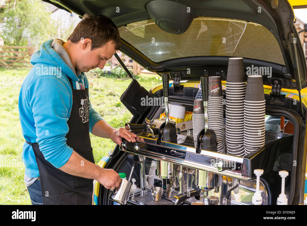 Ein Barista Kaffee in einem mobilen Café bei einem Outdoor-Event. Stockfoto