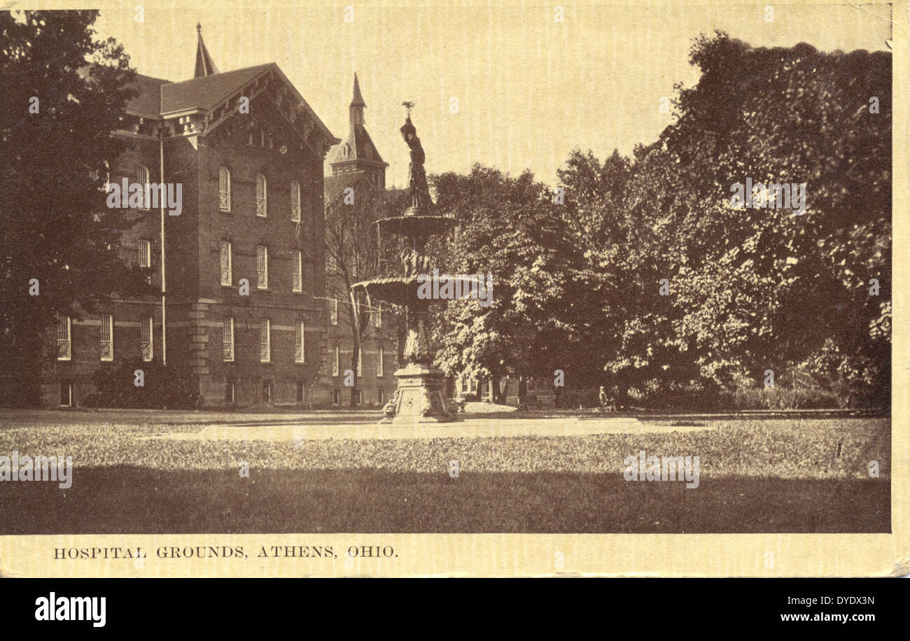 Ein Foto des Krankenhausgeländes in Athen, Ohio, das das umliegende Grün und die Gebäude zeigt. Das Bild hebt das Layout und die ruhige Umgebung der Gesundheitseinrichtung hervor und trägt zum Gefühl der Ruhe und Heilung bei. Stockfoto