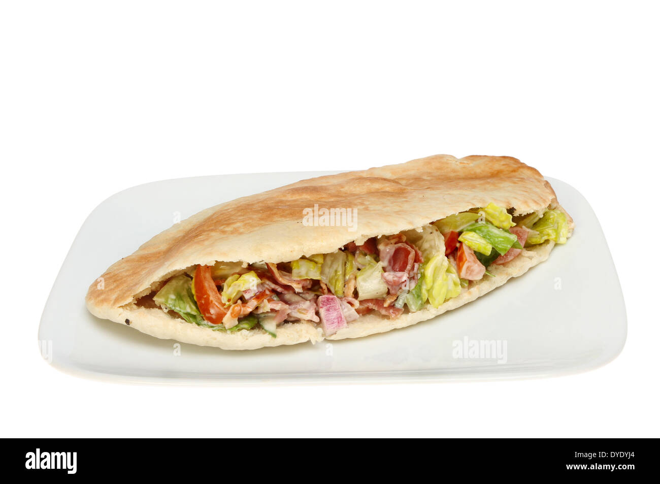 Fladenbrot gefüllt mit knusprigem Speck und Salat auf einem Teller isoliert gegen weiß Stockfoto