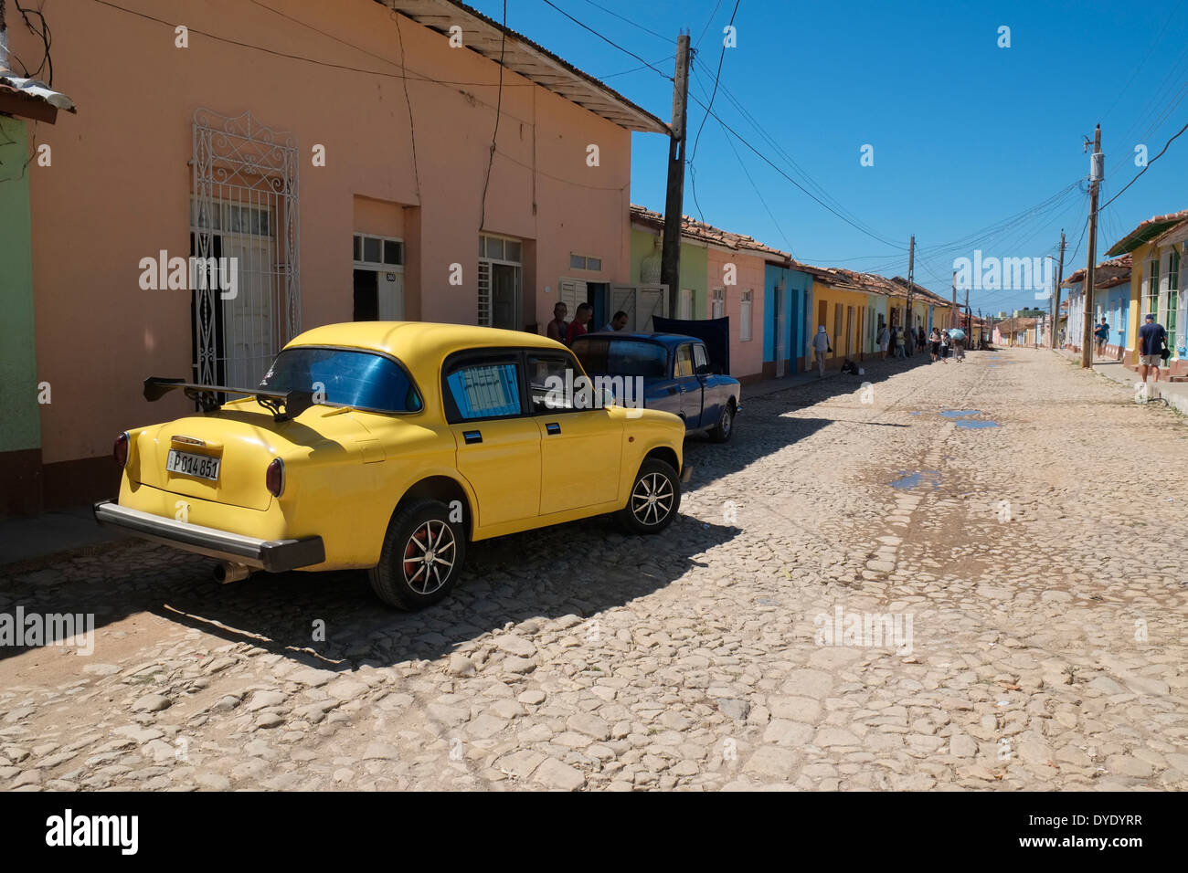 Eine maßgeschneiderte Hillman Auto in einem Wohngebiet von Trinidad, Kuba. Stockfoto