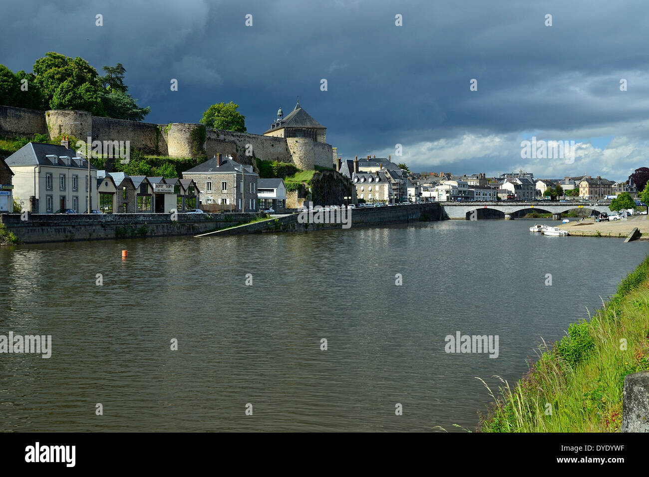 Mayenne Stadt, die Burg und den Fluss "La Mayenne" (Land der Loire, Frankreich). Stockfoto