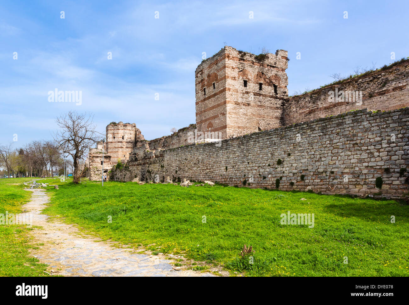 Das alte Land Wände von Theodosius II in der Nähe von 1453 Panorama Museum, Stadtteil Topkapi, Istanbul, Türkei Stockfoto