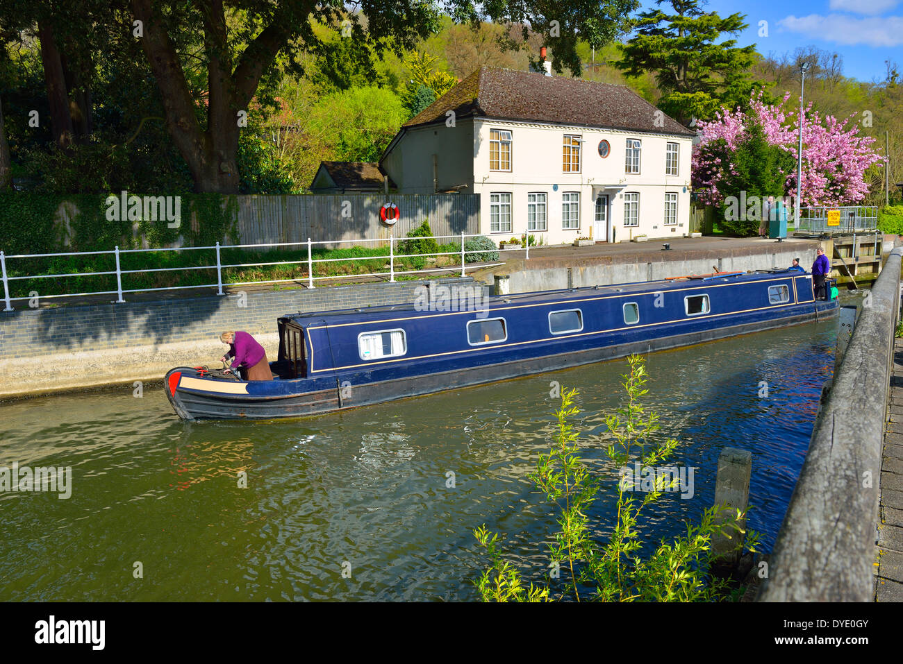 Blaue schmale Boot verlassen Marsh schloss an der Themse, Henley-on-Thames, Oxfordshire, England die lock keepers Haus zeigen im Frühjahr. Stockfoto