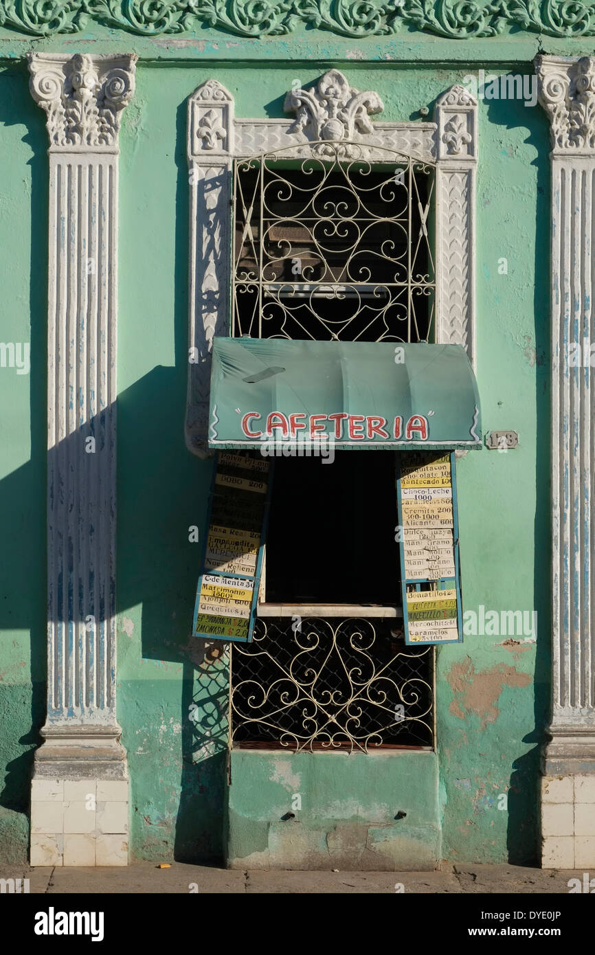 Eine Seitenstraße Cafeteria in einem Gebäude im Kolonialstil, Trinidad, Kuba. Stockfoto