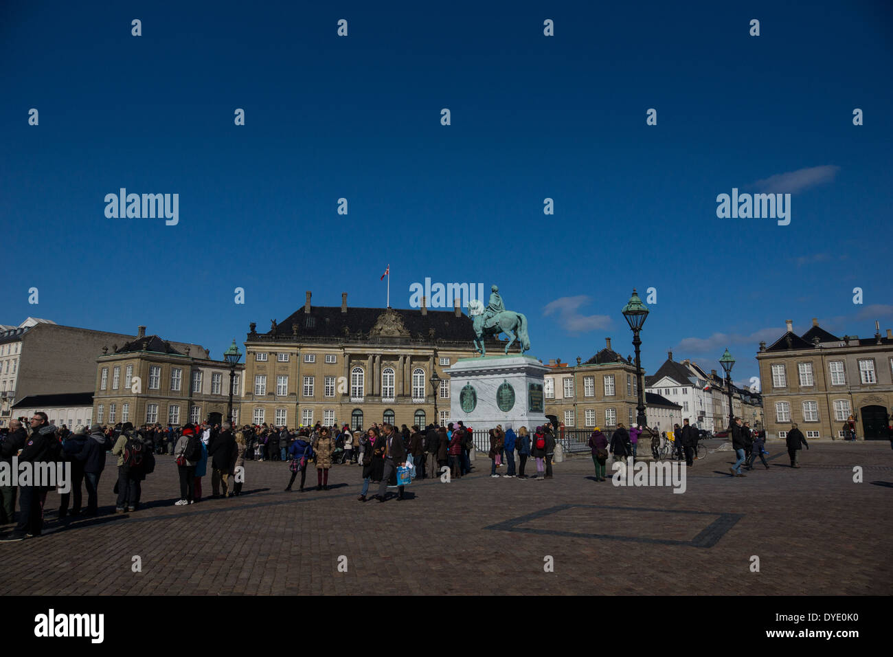 Der königlichen Garde der Parade am Schloss Amalienborg zu tun.  Die Burg ist die Residenz der dänischen Königin. Stockfoto